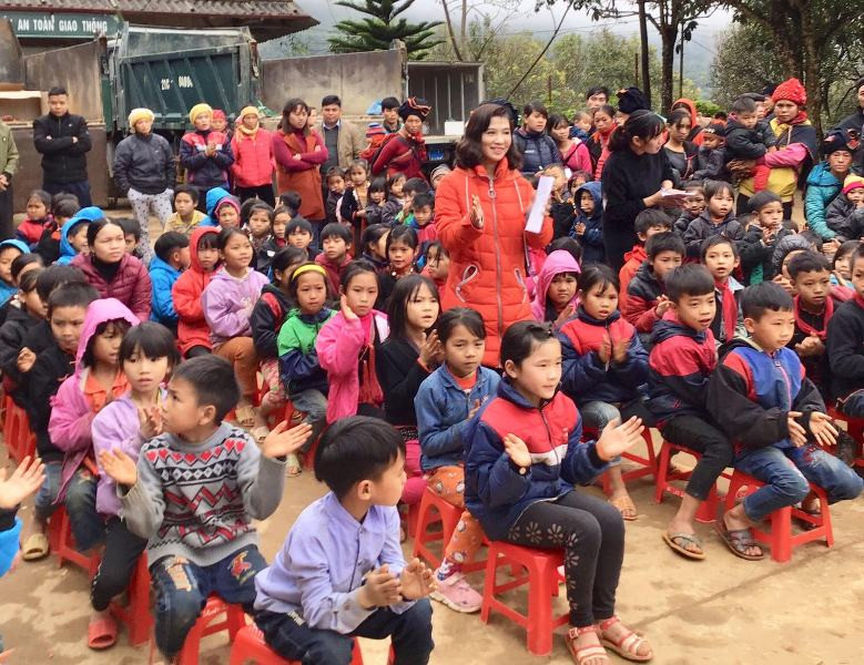 Cô Hứa Thị thu Huyền - Hiệu trưởng trường TH Giang Biên giao lưu cùng các em học sinh Nậm Mười Cô Hứa Thị thu Huyền - Hiệu trưởng trường TH Giang Biên giao lưu cùng các em học sinh Nậm Mười