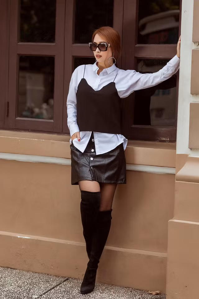 Một đôi bốt cao cổ đi cùng chân váy chữ A cũng là gợi ý nên bỏ túi không thể quên.