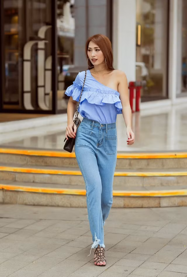 Chiếc quần jean cạp cao là sự kết hợp tuyệt vời. Điểm nhấn là phần nhún bèo ở ngực giúp Quỳnh Thy trở nên điệu đà, nữ tính hơn hẳn.