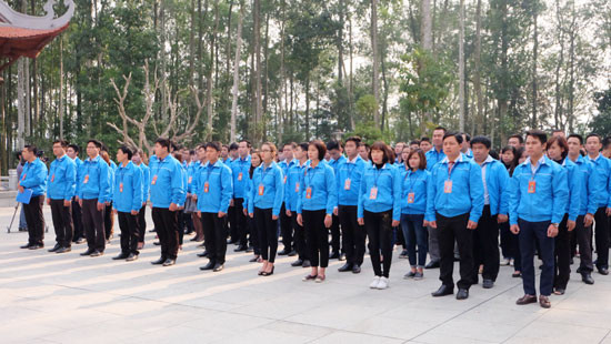 Các đảng viên trẻ báo công tại khu di tích Đá Chông (Ba Vì).