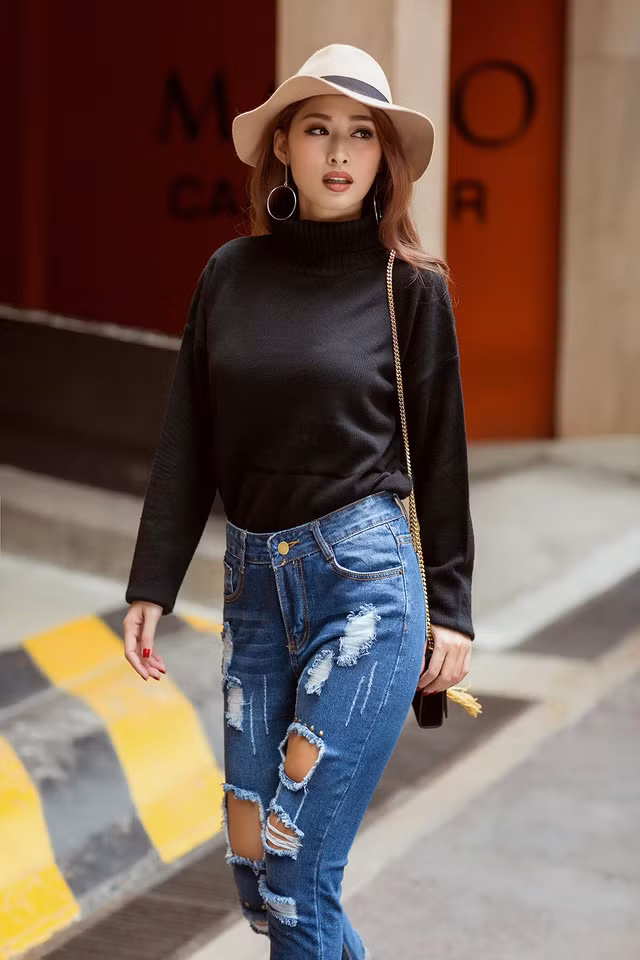 Queenie Quỳnh Thy chọn cho mình chiếc mũ phớt làm điểm nhấn.