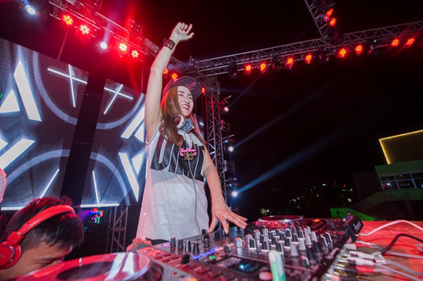 DJ Trang Moon: "Đại gia hứa làm live show tiền tỷ cho tôi"