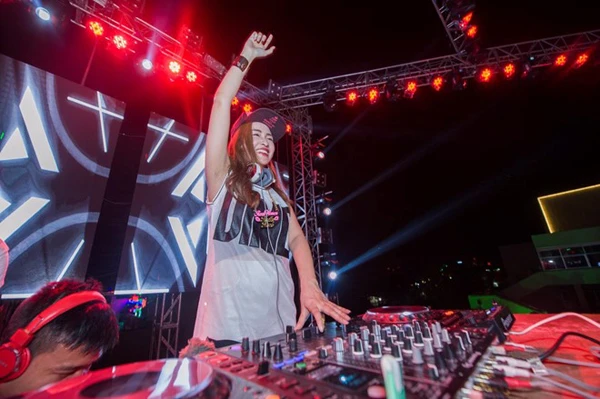 DJ Trang Moon: "Đại gia hứa làm live show tiền tỷ cho tôi"