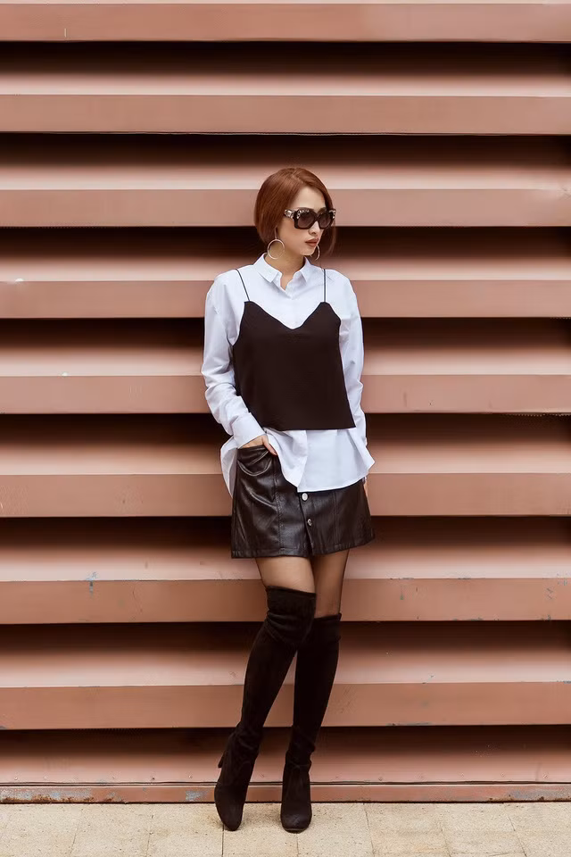 Đây là gợi ý độc đáo cho những cô nàng có cá tính mạnh. Chiếc áo hai dây mặc ngoài áo sơ mi đang là một trong những xu hướng hot nhất năm nay.