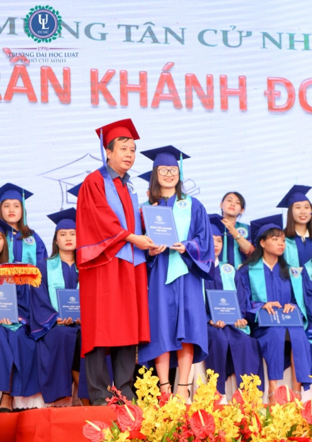 Một tân cử nhân nhận bằng tốt nghiệp trong ngày vui trọng đại của mình Một tân cử nhân nhận bằng tốt nghiệp trong ngày vui trọng đại của mình