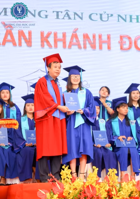 Một tân cử nhân nhận bằng tốt nghiệp trong ngày vui trọng đại của mình