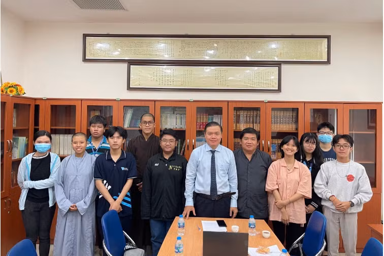 Sinh viên Tôn giáo học tìm hiểu hoạt động doanh nghiệp.