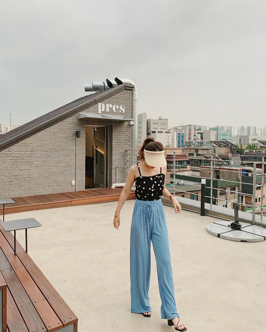 15 cách mix áo hai dây xinh lung linh ảnh 12 Empty