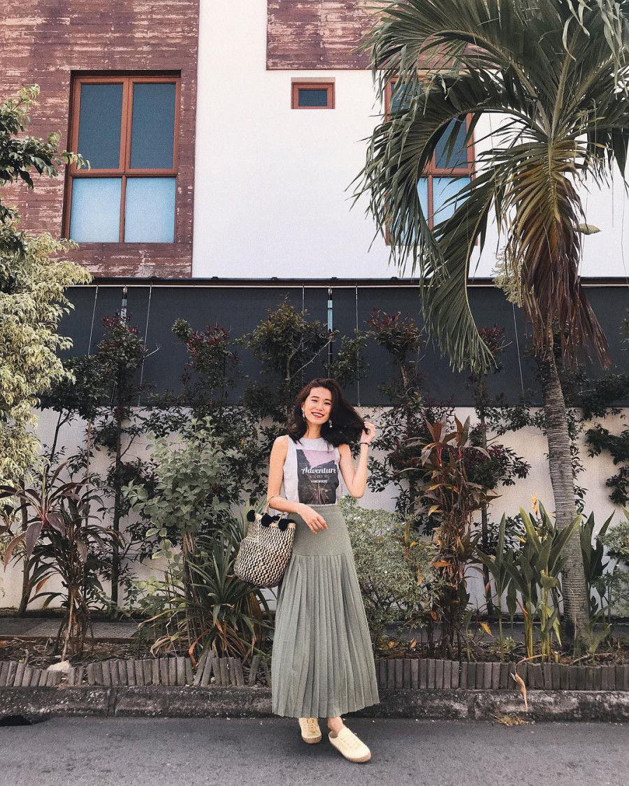 15 cách mix áo hai dây xinh lung linh ảnh 3 Empty