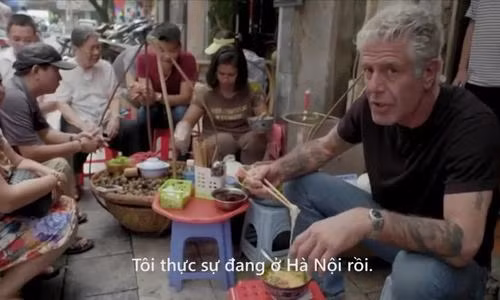 Anthony Bourdain ăn bún ốc Hà Nội