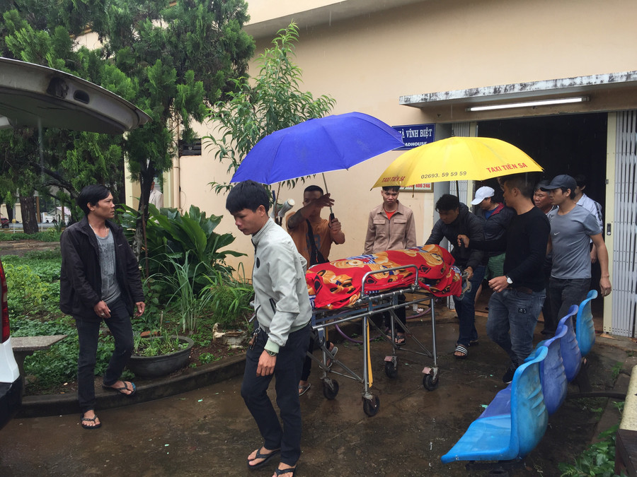 Gia đình đưa thi thể nạn nhân về tổ chức tang lễ. Gia đình đưa thi thể nạn nhân về tổ chức tang lễ.