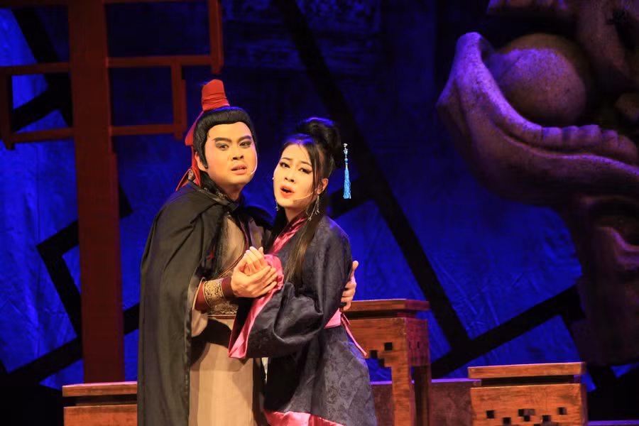 Lấy câu chuyện tình yêu để lý giải vì sao Hồ Nguyên Trừng dâng bí quyết chế tạo súng thần cơ cho nhà Minh trong vở cải lương “Vì sao lạc xứ” gây tranh cãi. Ảnh: Bình Thanh