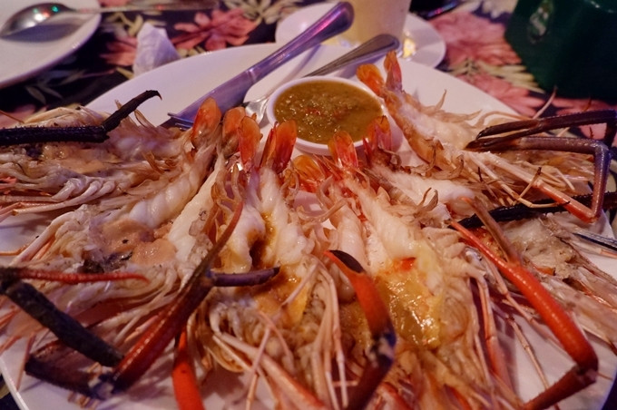 Đĩa tôm hùm bán ở chợ đêm Khaosan - Ảnh Vi Yến