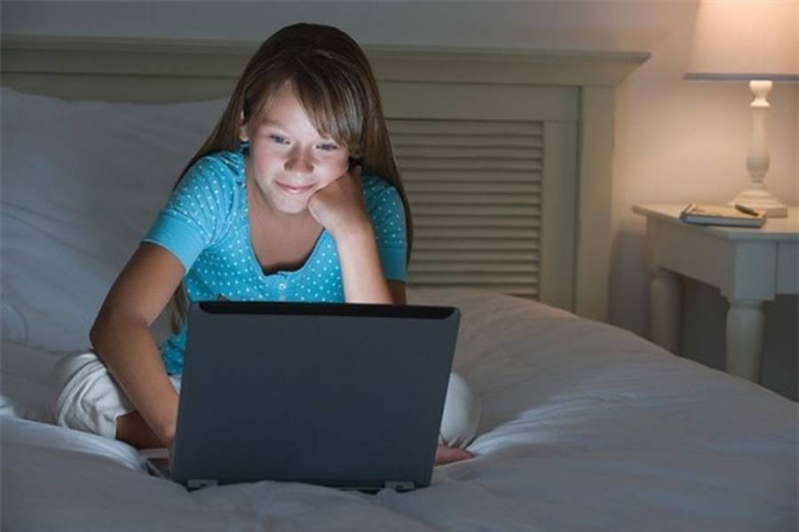 Thấy con gái xem phim “người lớn”, người mẹ đã quyết định làm điều này ảnh 1 Người mẹ đã vô cùng kinh ngạc khi bất ngờ trở về nhà và nhìn thấy con gái mình đang xem phim người lớn”. Sau khi suy nghĩ, chị đã quyết định làm điều này với con.-1