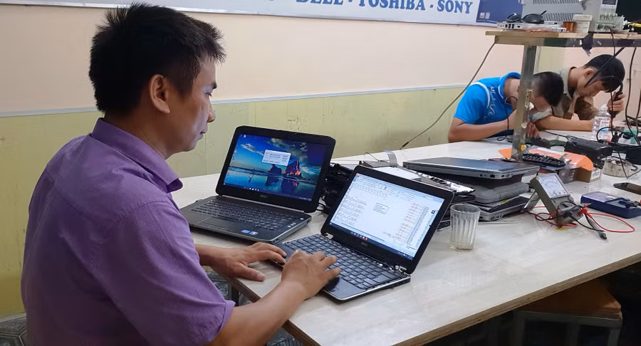 Ông Nguyễn Tích Vũ trong giờ đào tạo học viên sửa chữa laptop