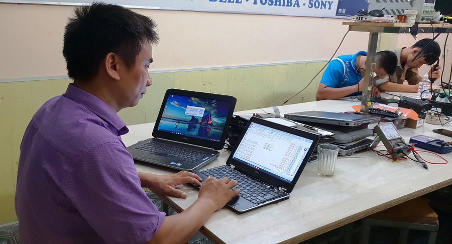 Ông Nguyễn Tích Vũ trong giờ đào tạo học viên sửa chữa laptop Ông Nguyễn Tích Vũ trong giờ đào tạo học viên sửa chữa laptop