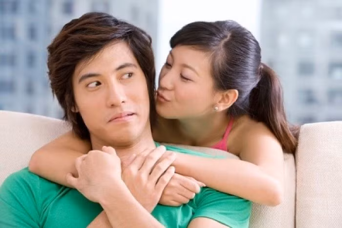 Chết điếng vì giọng phụ nữ lạ khi gọi điện thoại cho người yêu