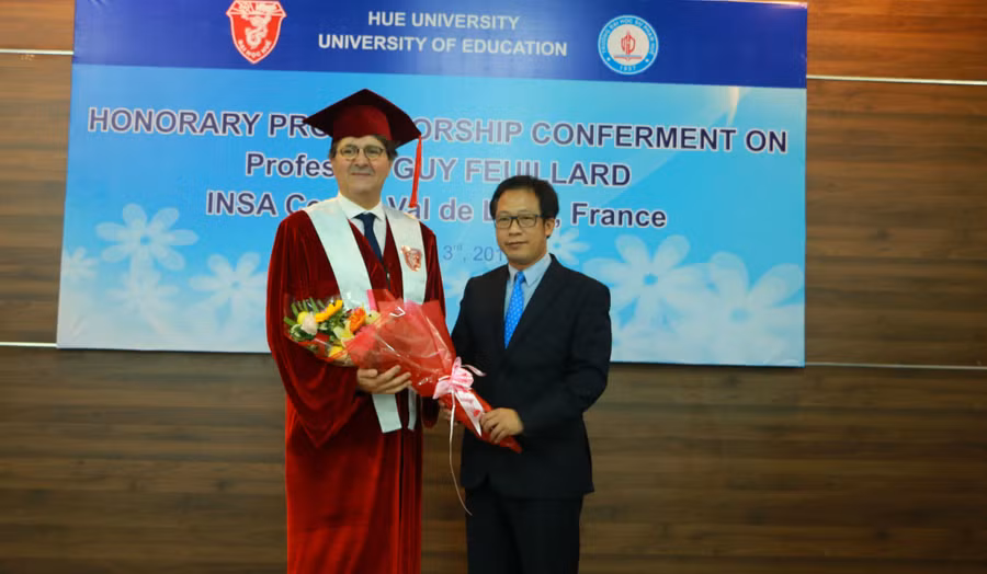 PGS-TS Lê Anh Phương tặng hoa cảm ơn Giáo sư Guy Feuillard vì đã có nhiều đóng góp cho sinh viên trường ĐH Sư phạm Huế