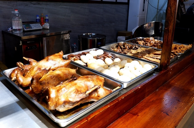 Đủ món vịt được bán trong chợ ở Thượng Hải - Ảnh Vi Yến