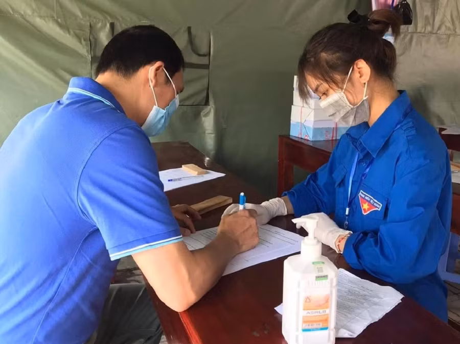 Hỗ trợ khai báo y tế tại chốt kiểm soát.