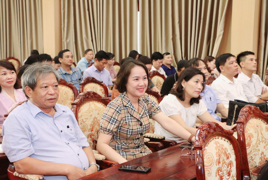 Các thầy cô đến từ các trường dự hội nghị.