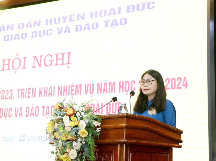 Đại diện Trường Mầm non An Khánh B phát biểu tham luận về xây dựng trường chuẩn quốc gia.