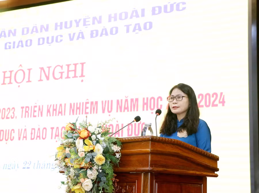 Đại diện Trường Mầm non An Khánh B phát biểu tham luận về xây dựng trường chuẩn quốc gia.