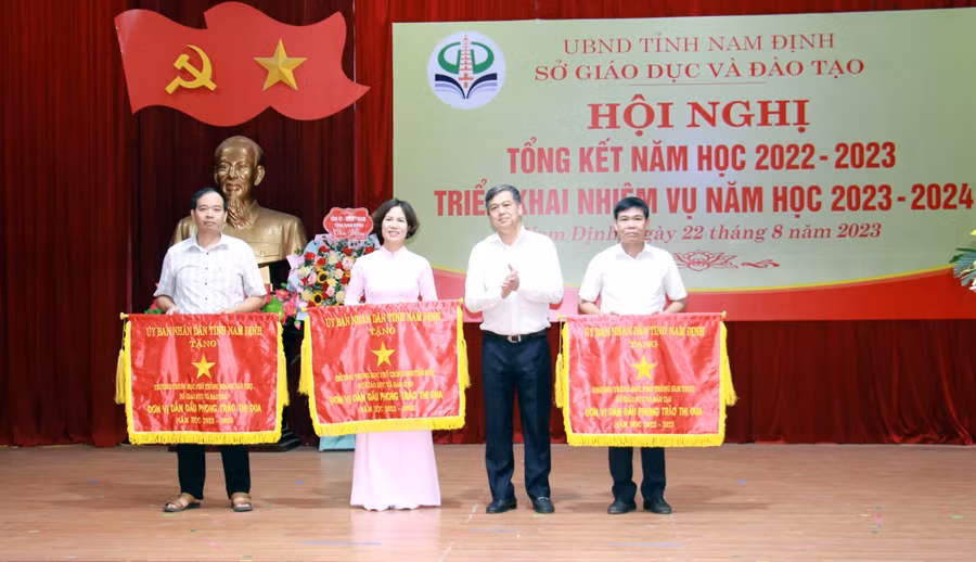 Phó Chủ tịch UBND tỉnh Nam Định Trần Lê Đoài trao Cờ thi đua xuất sắc cho 3 đơn vị đạt thành tích cao trong năm học vừa qua. 