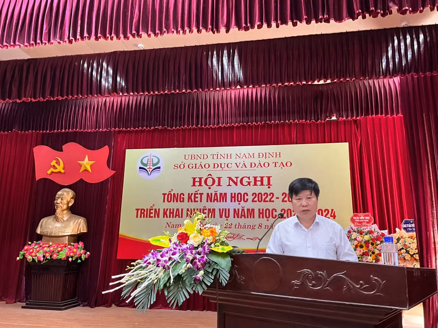 Ông Vũ Đức Thọ - Phó Giám đốc Sở GD&amp;ĐT Nam Định tóm tắt một số thành tích ngành Giáo dục Nam Định đạt được năm học vừa qua.