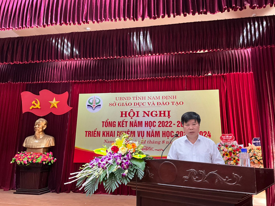 Ông Vũ Đức Thọ - Phó Giám đốc Sở GD&ĐT Nam Định tóm tắt một số thành tích ngành Giáo dục Nam Định đạt được năm học vừa qua. Ông Vũ Đức Thọ - Phó Giám đốc Sở GD&ĐT Nam Định tóm tắt một số thành tích ngành Giáo dục Nam Định đạt được năm học vừa qua.