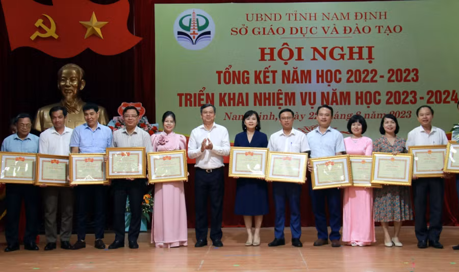 Các đơn vị được tặng danh hiệu Tập thể lao động xuất sắc trong năm học 2022-2023.