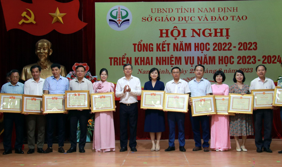 Các đơn vị được tặng danh hiệu Tập thể lao động xuất sắc trong năm học 2022-2023. Các đơn vị được tặng danh hiệu Tập thể lao động xuất sắc trong năm học 2022-2023.