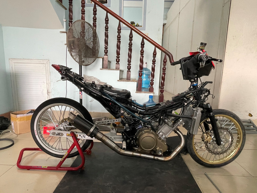 Một phương tiện được thay đổi kết cấu, &apos;độ&apos; pô.