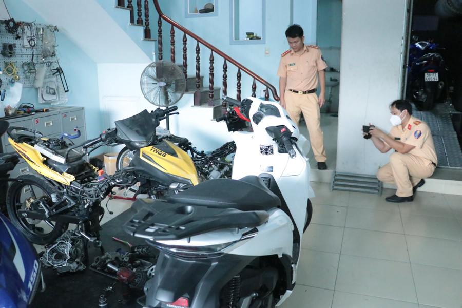 Nhiều xe trong &apos;lò độ&apos;.