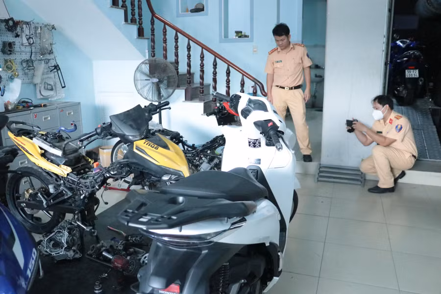 Nhiều xe trong 'lò độ'.