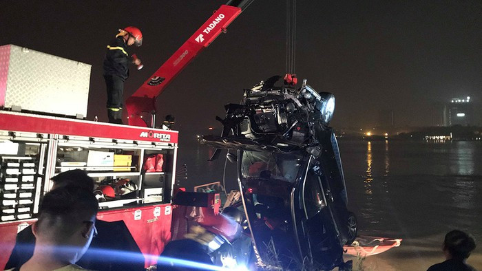 Xác định được người lái xe Mercedes lao xuống sông Hồng ảnh 1 Xác định được người lái xe Mercedes lao xuống sông Hồng ảnh 1