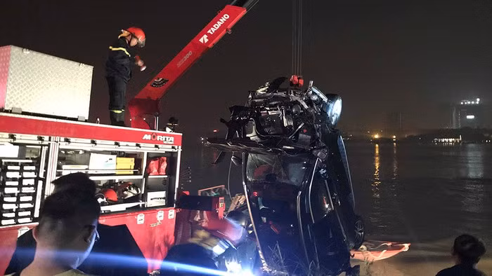 Xác định được người lái xe Mercedes lao xuống sông Hồng ảnh 1