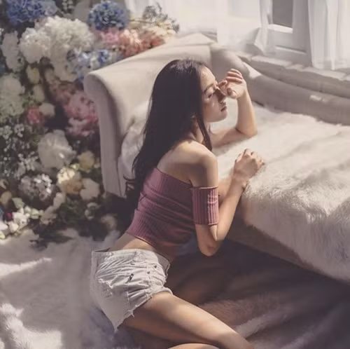 Phong cách đời thường sexy của nữ y tá Thái bị sa thải vì quá đẹp - 11