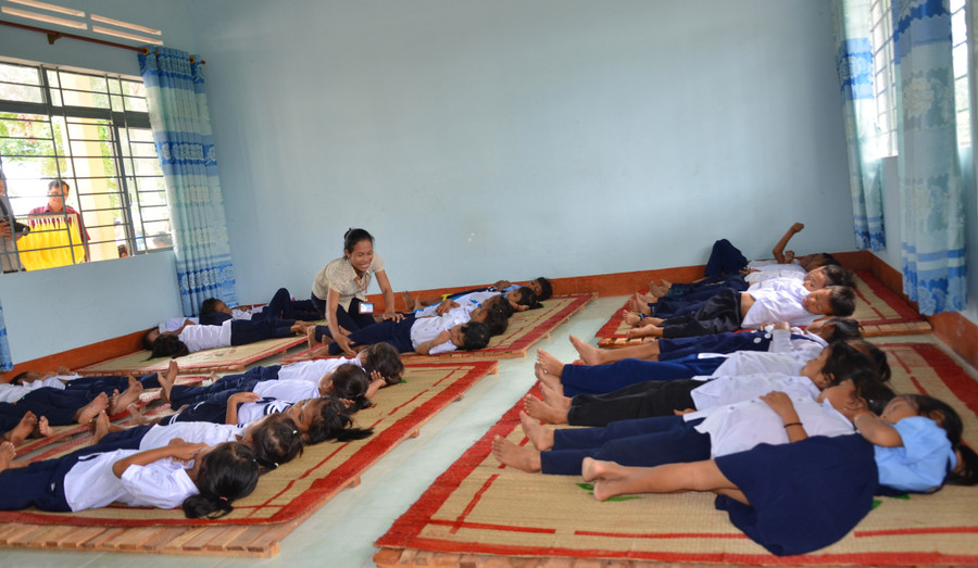 Do tiếp thu chậm hơn so với miền xui nên các em học sinh nơi đây nghỉ lại trường để học thêm buổi chiều. Do tiếp thu chậm hơn so với miền xui nên các em học sinh nơi đây nghỉ lại trường để học thêm buổi chiều.