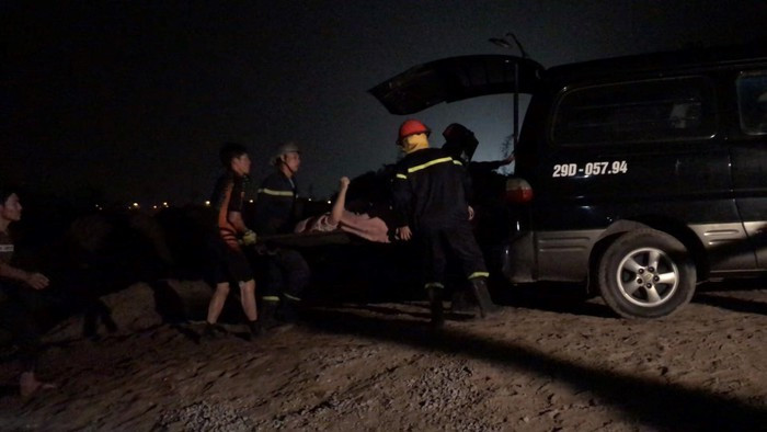 Xác định được người lái xe Mercedes lao xuống sông Hồng ảnh 2 Xác định được người lái xe Mercedes lao xuống sông Hồng ảnh 2