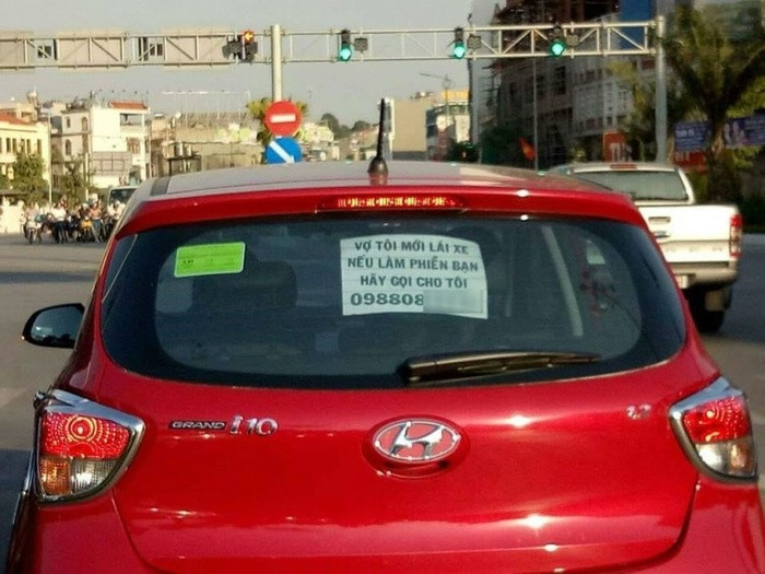 Vợ mới lái xe, chồng chú thích dòng chữ gây sốt mạng xã hội