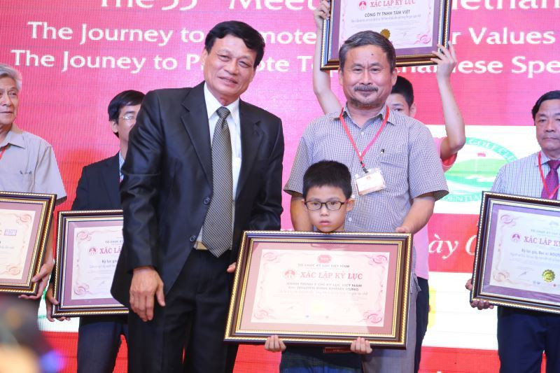 Nguyễn Đình Khánh Hưng nhận bằng kỷ lục gia