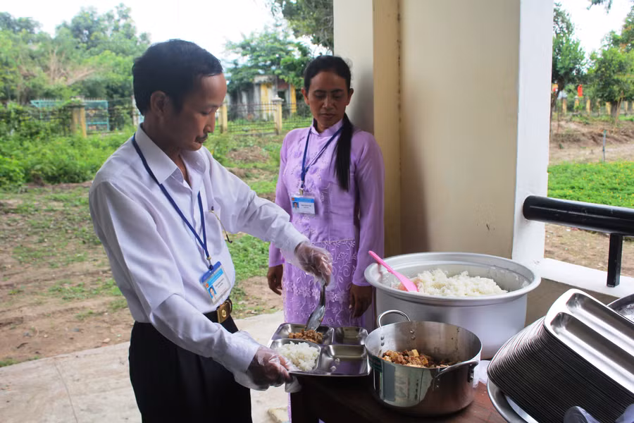 Thầy Khoa cùng các thầy cô chuẩn bị cơm cho các em học sinh vùng khó khăn.