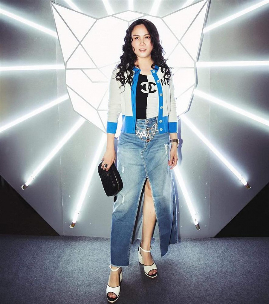 Mặc dù không thể phủ nhận Phượng Chanel được giới nghệ sĩ nể phục và tôn trọng về sự chân tình, hay giúp đỡ người khác cùng khả năng kinh doanh tài giỏi, tuy nhiên những bộ trang phục cùng cách phối màu mà nữ đại gia lựa chọn cũng khiến nhiều người khó chấp nhận.