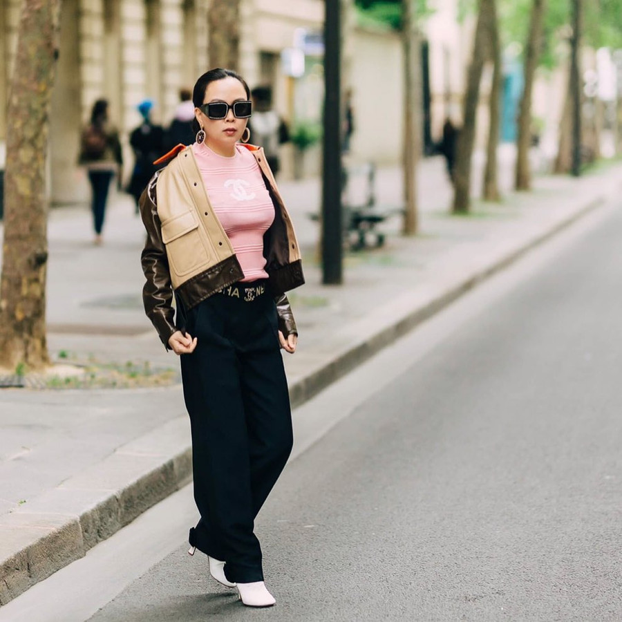 Chiếc áo len hồng Chanel tiền triệu của cô không ăn nhập gì với jacket da màu nâu khỏe khoắn của Marni hay chiếc quần thụng Valentino.