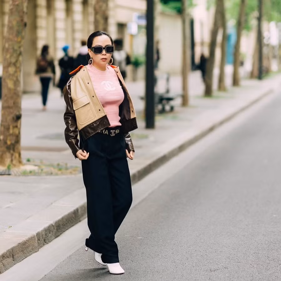 Chiếc áo len hồng Chanel tiền triệu của cô không ăn nhập gì với jacket da màu nâu khỏe khoắn của Marni hay chiếc quần thụng Valentino.