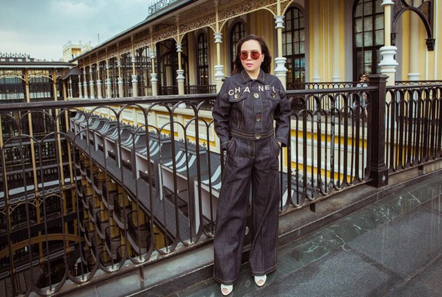 Trang phục của cô lúc nào cũng phải có chữ như để chứng minh mình đang dùng hàng hiệu.