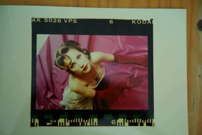 Tuy nhiên, lúc đó cô sớm phát hiện mình có duyên với nghệ thuật. Nữ ca sĩ bắt đầu tìm đến các sân khấu nhỏ để thi tài. Tuy nhiên, lúc đó cô sớm phát hiện mình có duyên với nghệ thuật. Nữ ca sĩ bắt đầu tìm đến các sân khấu nhỏ để thi tài.