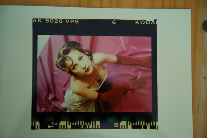 Tuy nhiên, lúc đó cô sớm phát hiện mình có duyên với nghệ thuật. Nữ ca sĩ bắt đầu tìm đến các sân khấu nhỏ để thi tài. Tuy nhiên, lúc đó cô sớm phát hiện mình có duyên với nghệ thuật. Nữ ca sĩ bắt đầu tìm đến các sân khấu nhỏ để thi tài.