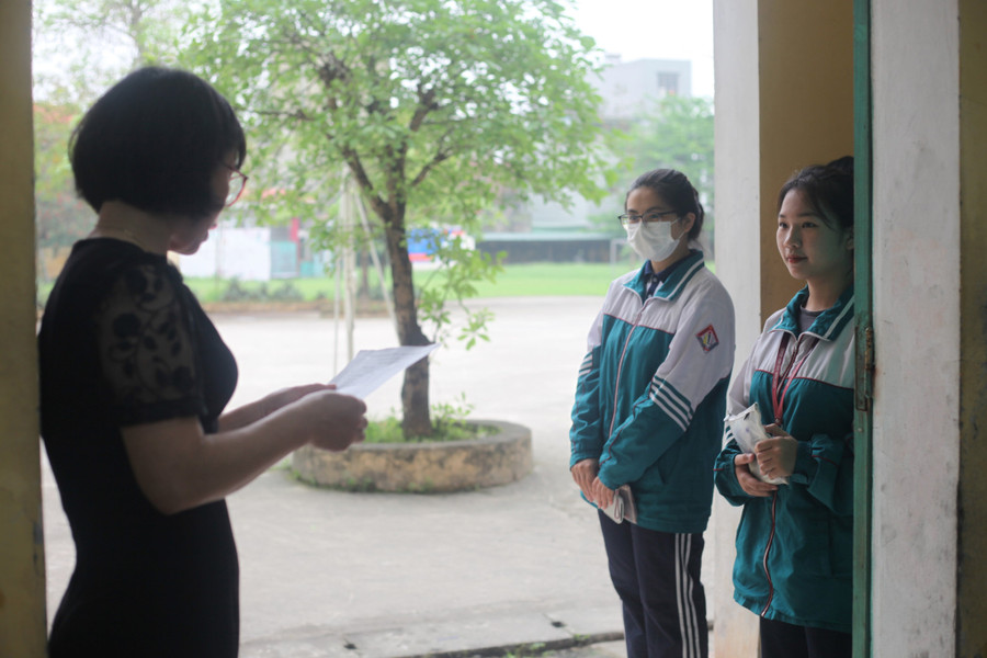 Các em được thầy cô giám thị gọi vào phòng thi.